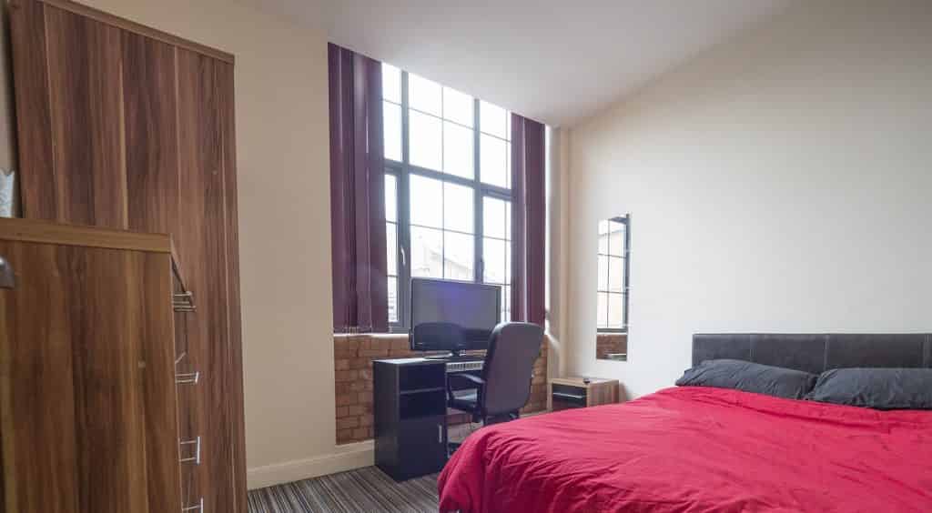 Room?w=400&h=260&fit=crop&q=40&auto=format&trim=auto