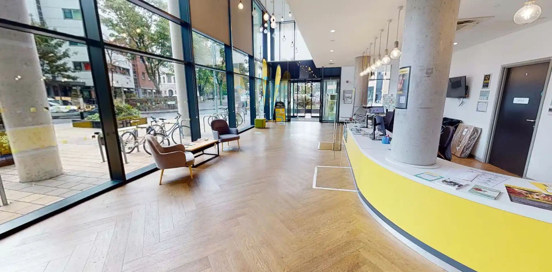 Amenities?w=400&h=260&fit=crop&q=40&auto=format&trim=auto