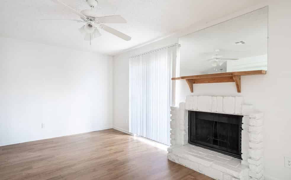 Exterior?w=400&h=260&fit=crop&q=40&auto=format&trim=auto