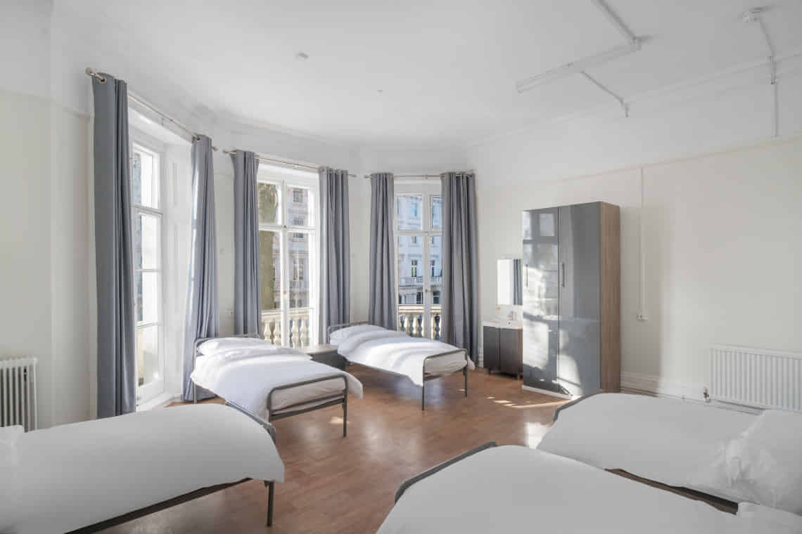 Exterior?w=400&h=260&fit=crop&q=40&auto=format&trim=auto