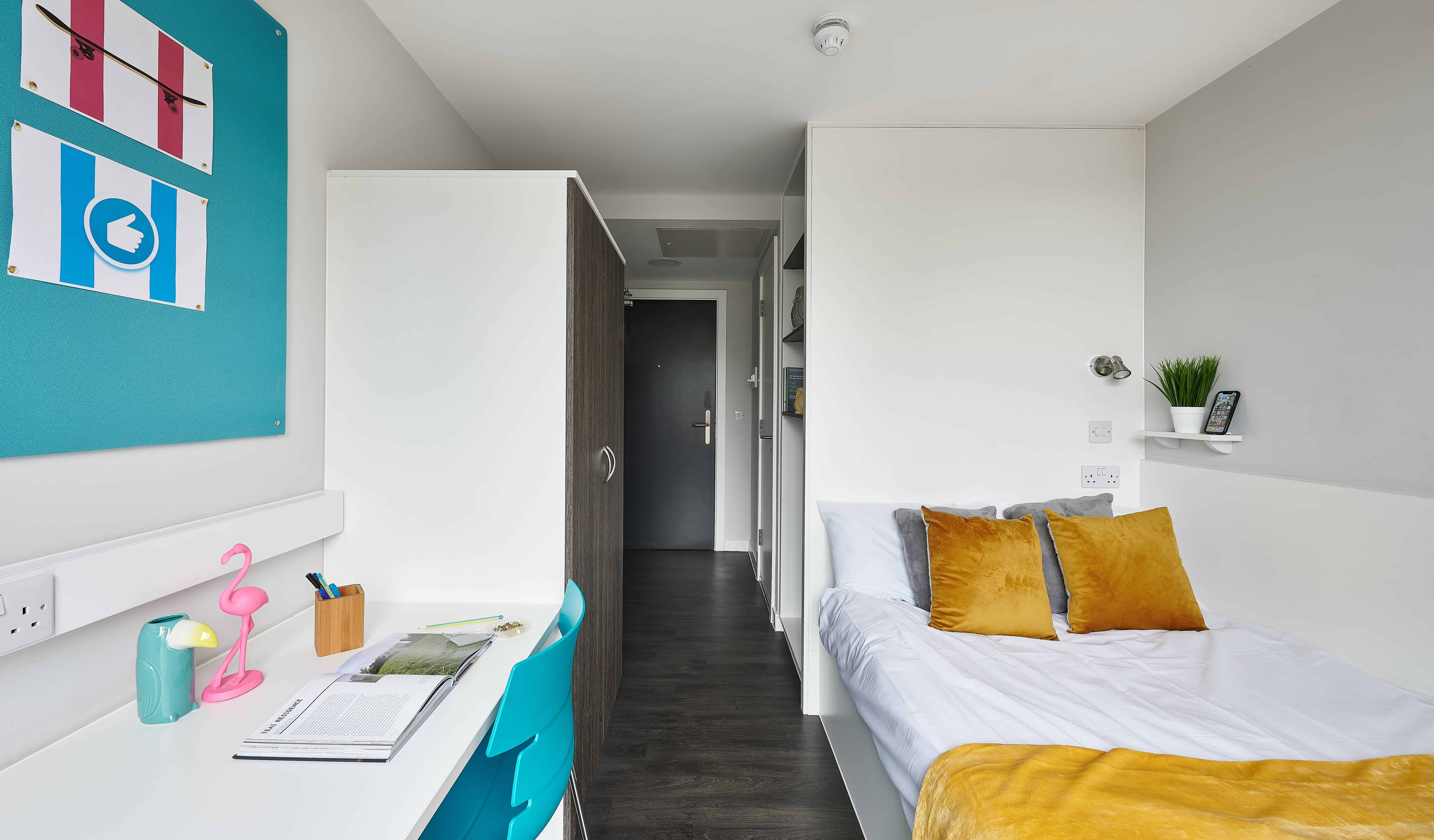 Bedroom?w=400&h=260&fit=crop&q=40&auto=format&trim=auto