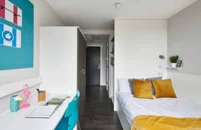 Bedroom?w=400&h=260&fit=crop&q=40&auto=format&trim=auto