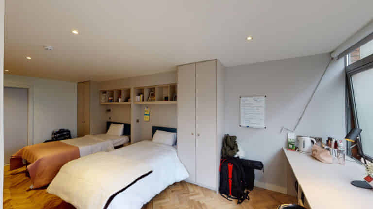 Common Area?w=400&h=260&fit=crop&q=40&auto=format&trim=auto