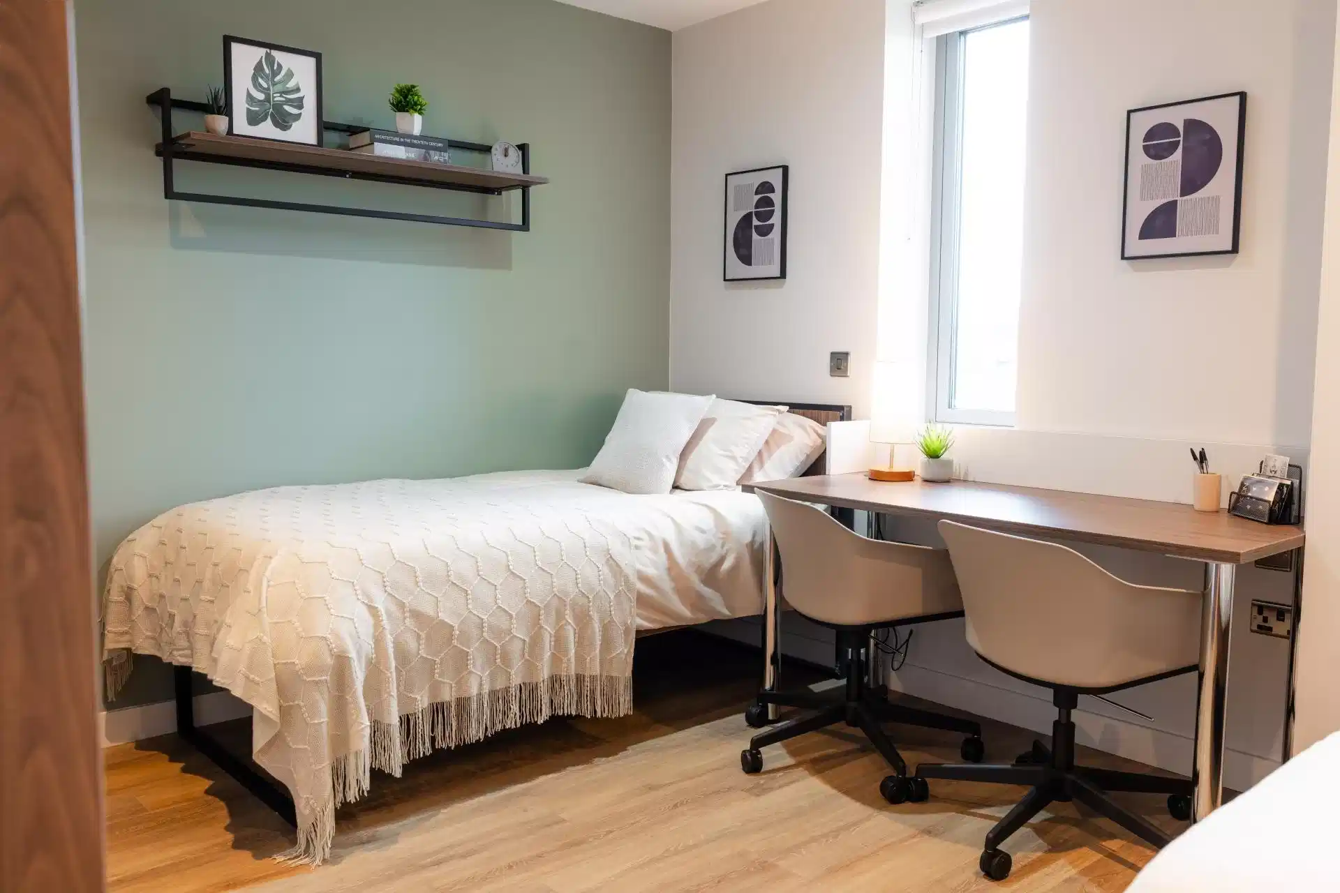 Common Area?w=400&h=260&fit=crop&q=40&auto=format&trim=auto