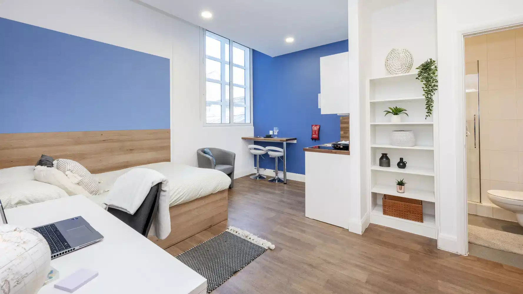 Exterior?w=400&h=260&fit=crop&q=40&auto=format&trim=auto