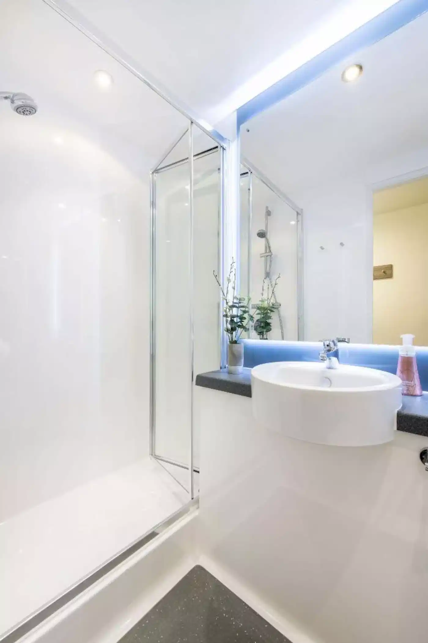 Amenities?w=400&h=260&fit=crop&q=40&auto=format&trim=auto