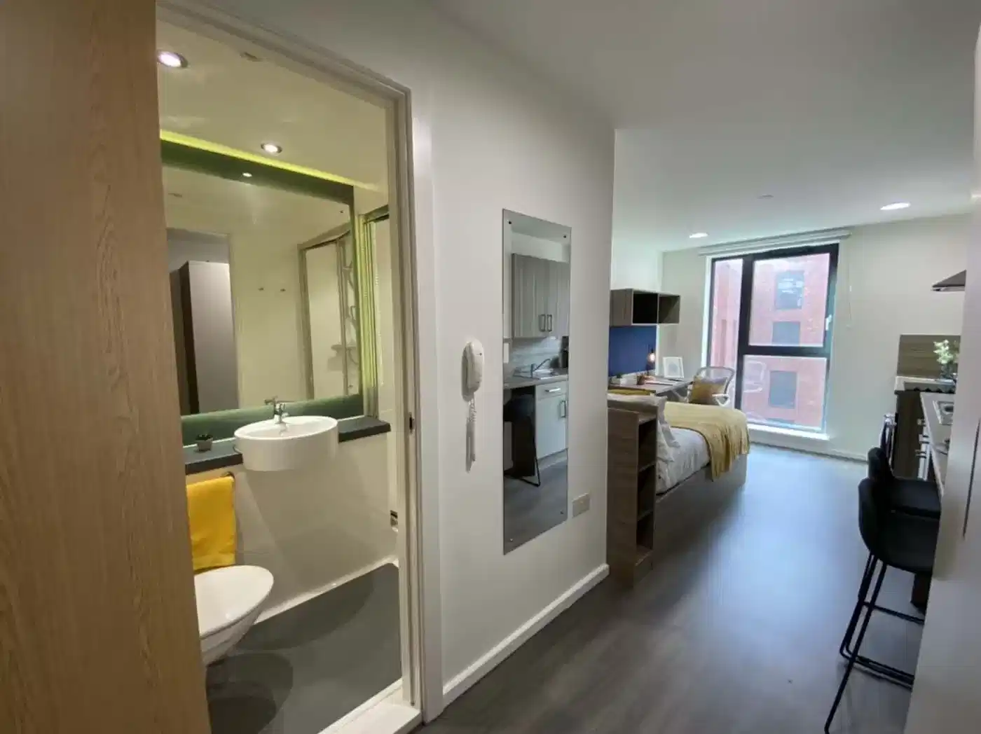 Common Area?w=400&h=260&fit=crop&q=40&auto=format&trim=auto