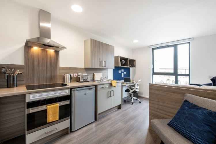 Common Area?w=400&h=260&fit=crop&q=40&auto=format&trim=auto