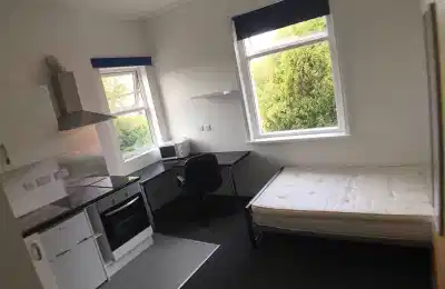 Bedroom?w=400&h=260&fit=crop&q=40&auto=format&trim=auto