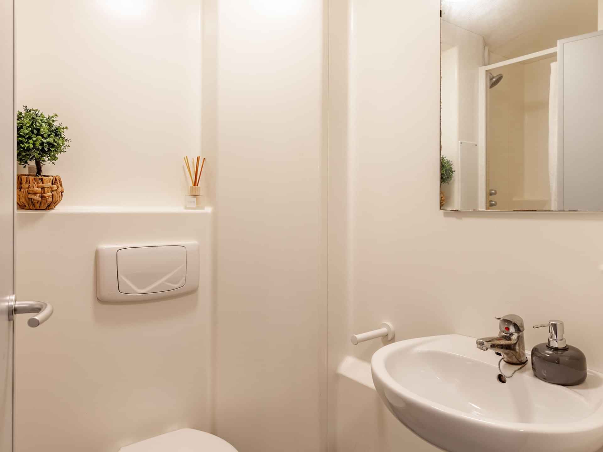 Common Area?w=400&h=260&fit=crop&q=40&auto=format&trim=auto