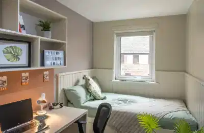 Common Area?w=400&h=260&fit=crop&q=40&auto=format&trim=auto