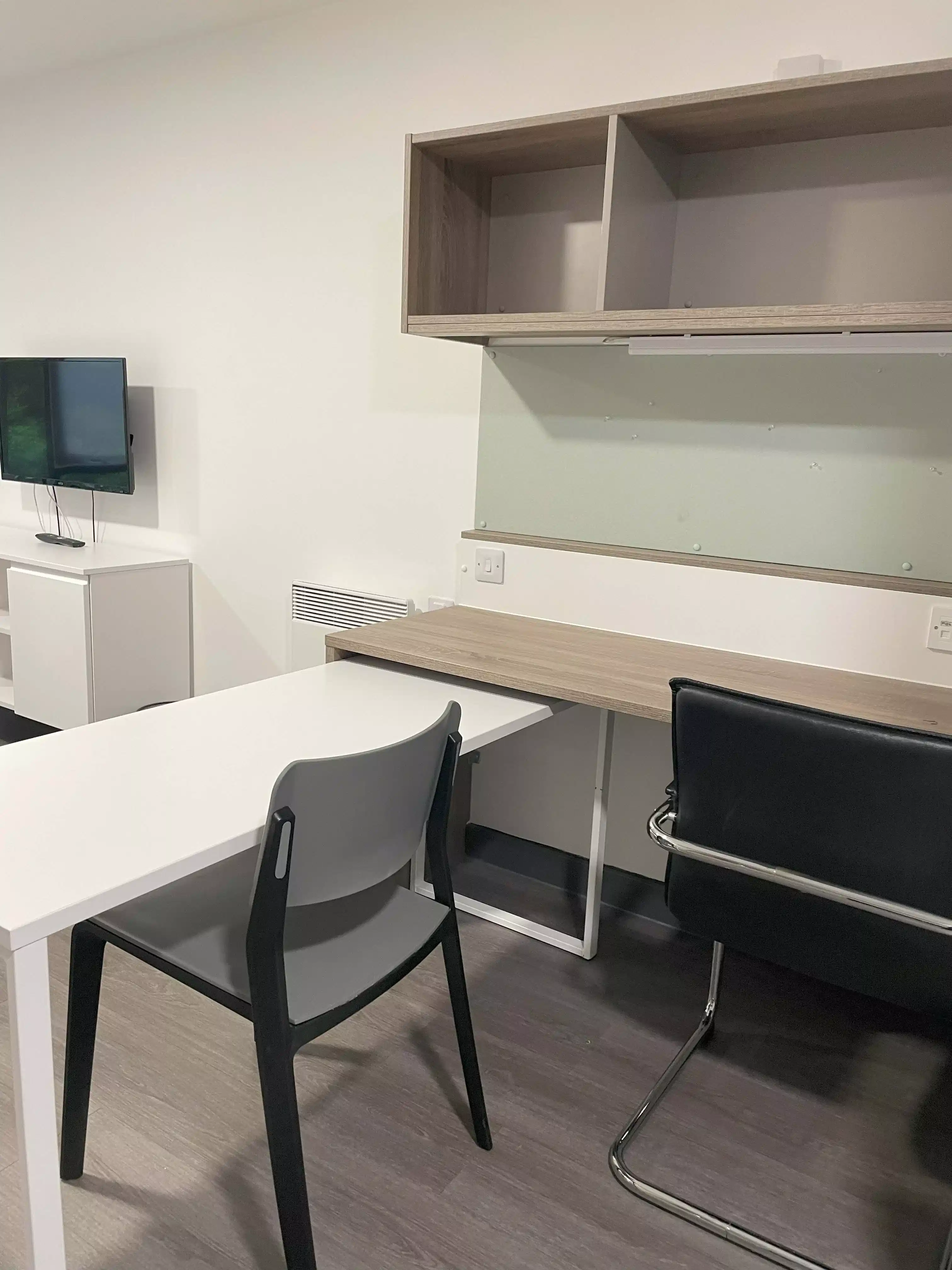 Exterior?w=400&h=260&fit=crop&q=40&auto=format&trim=auto