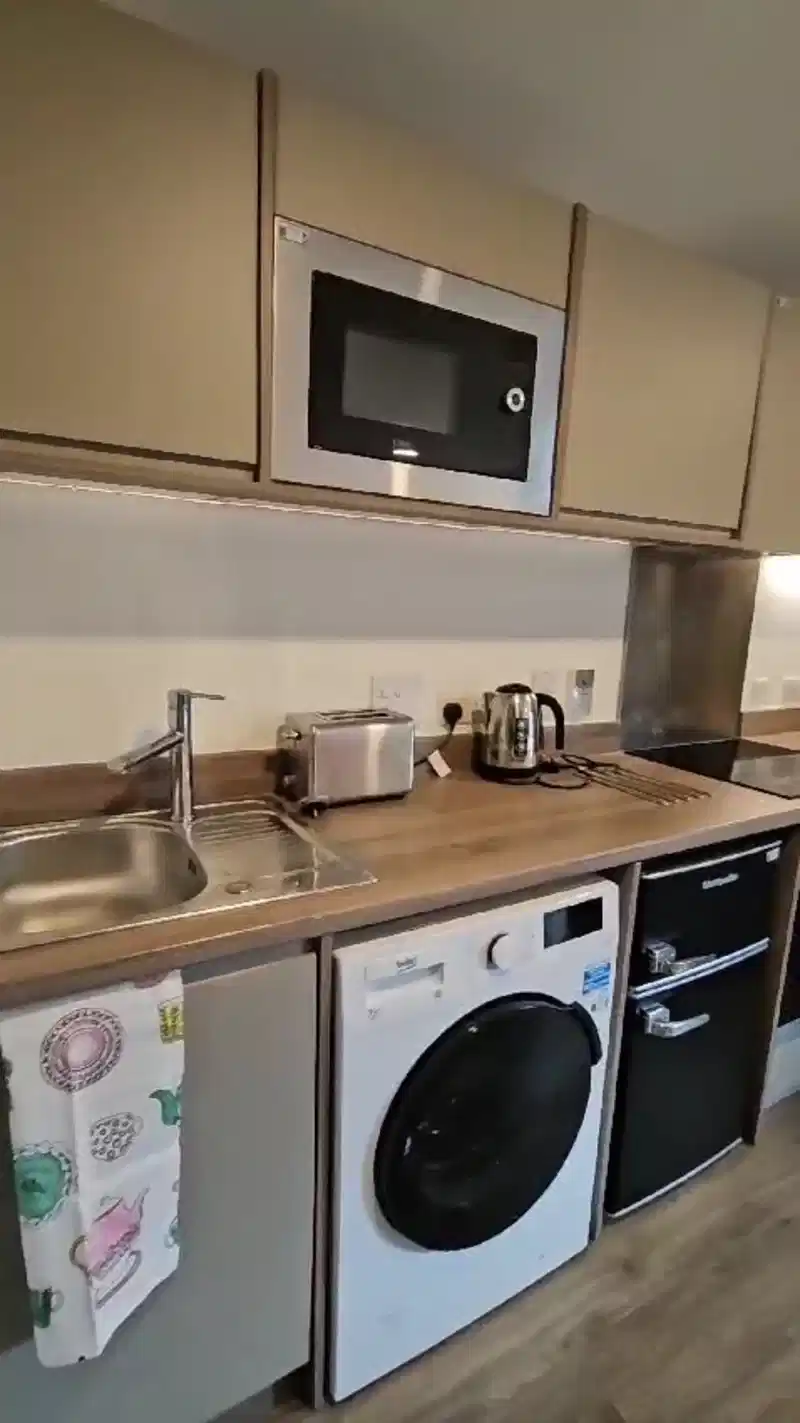 Exterior?w=400&h=260&fit=crop&q=40&auto=format&trim=auto