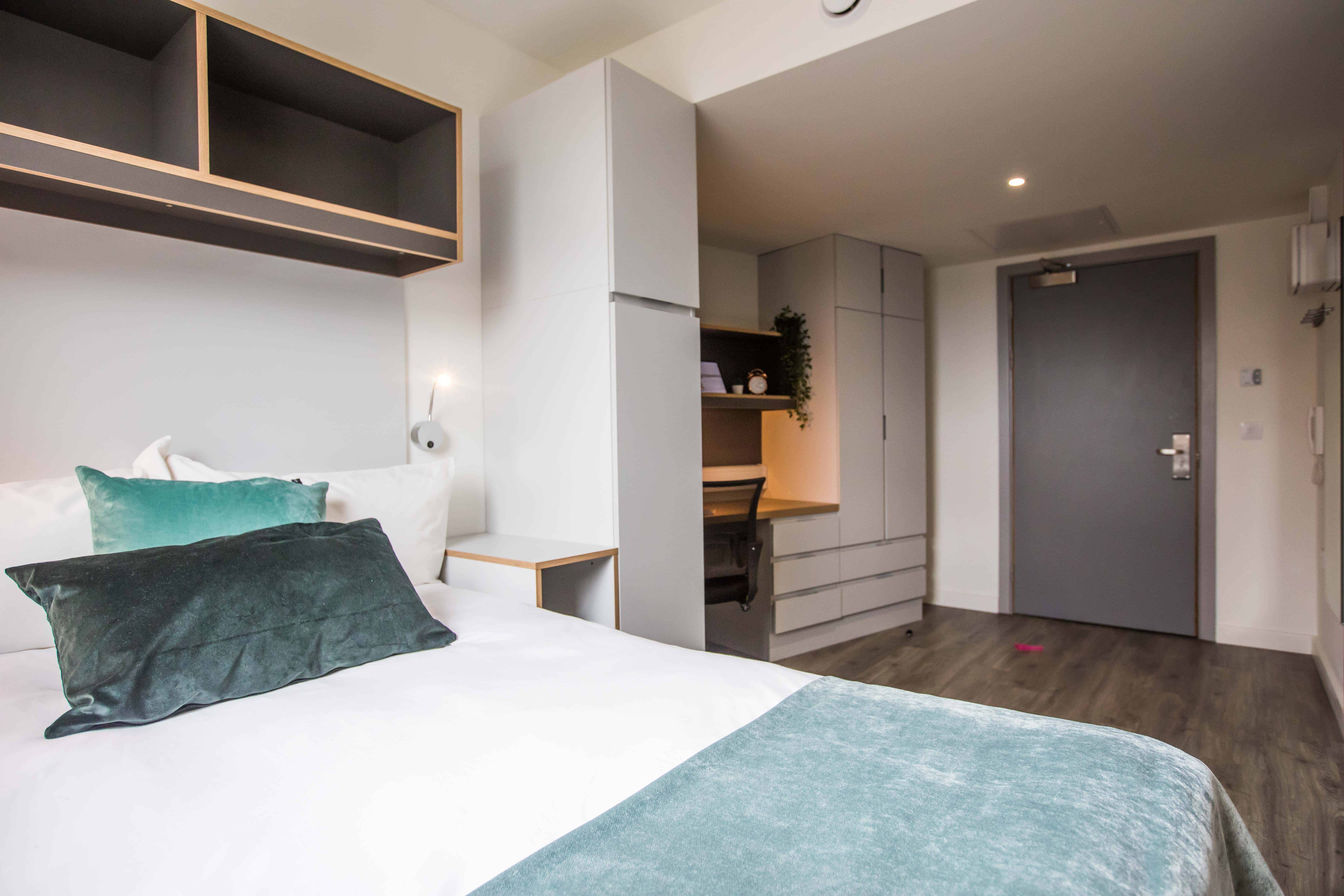 Common Area?w=400&h=260&fit=crop&q=40&auto=format&trim=auto