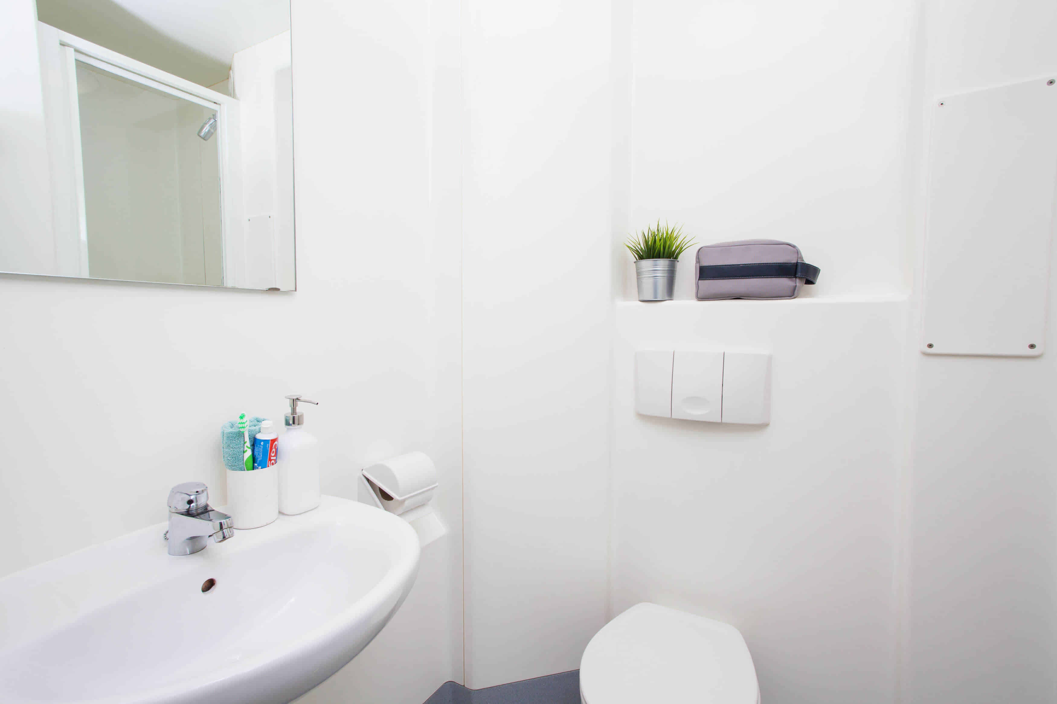 Amenities?w=400&h=260&fit=crop&q=40&auto=format&trim=auto