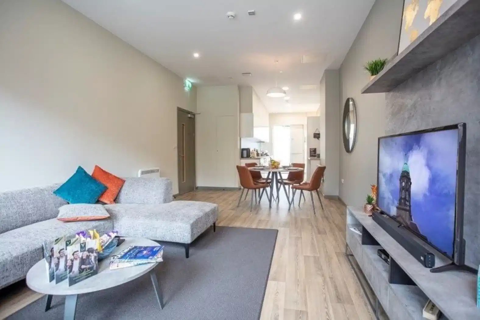 Exterior?w=400&h=260&fit=crop&q=40&auto=format&trim=auto