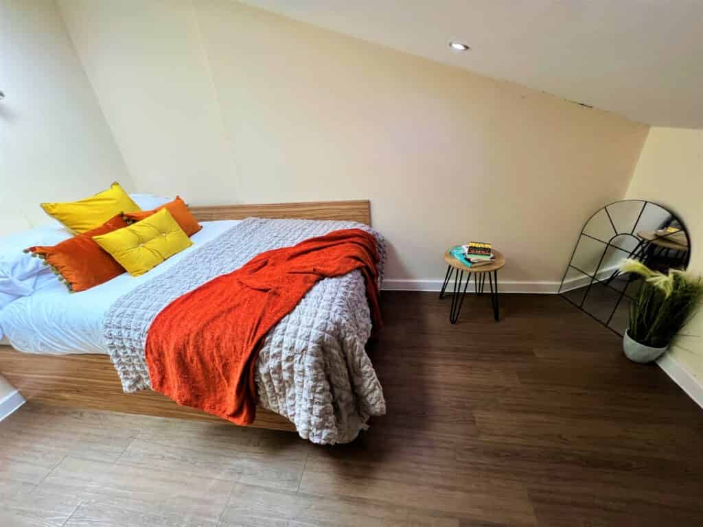 Exterior?w=400&h=260&fit=crop&q=40&auto=format&trim=auto