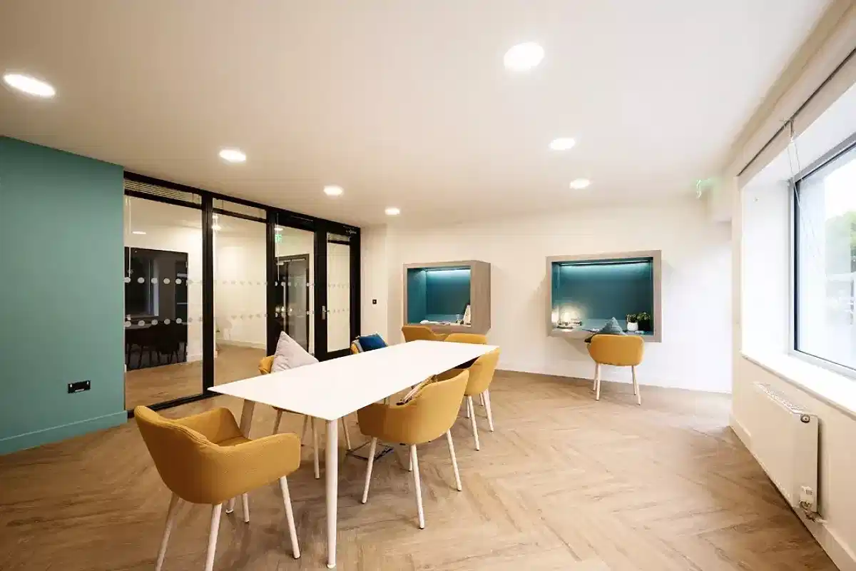 Common Area?w=400&h=260&fit=crop&q=40&auto=format&trim=auto