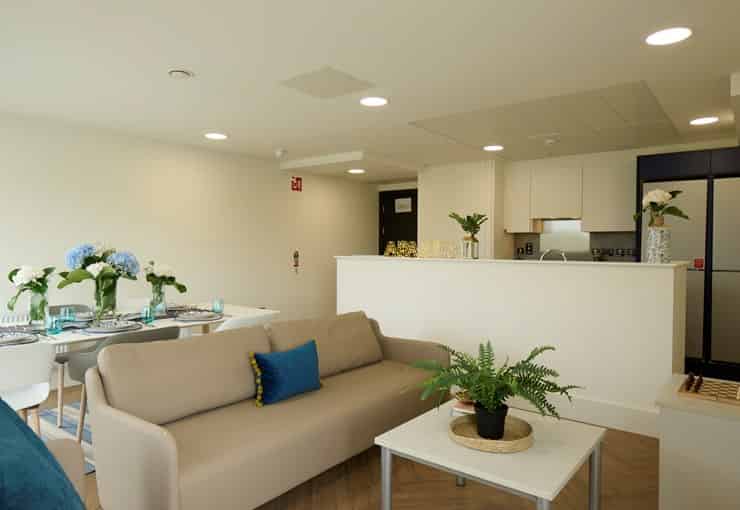 Common Area?w=400&h=260&fit=crop&q=40&auto=format&trim=auto