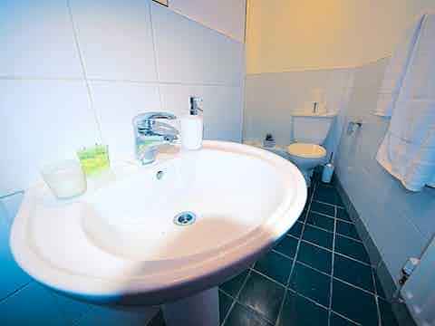 Common Area?w=400&h=260&fit=crop&q=40&auto=format&trim=auto