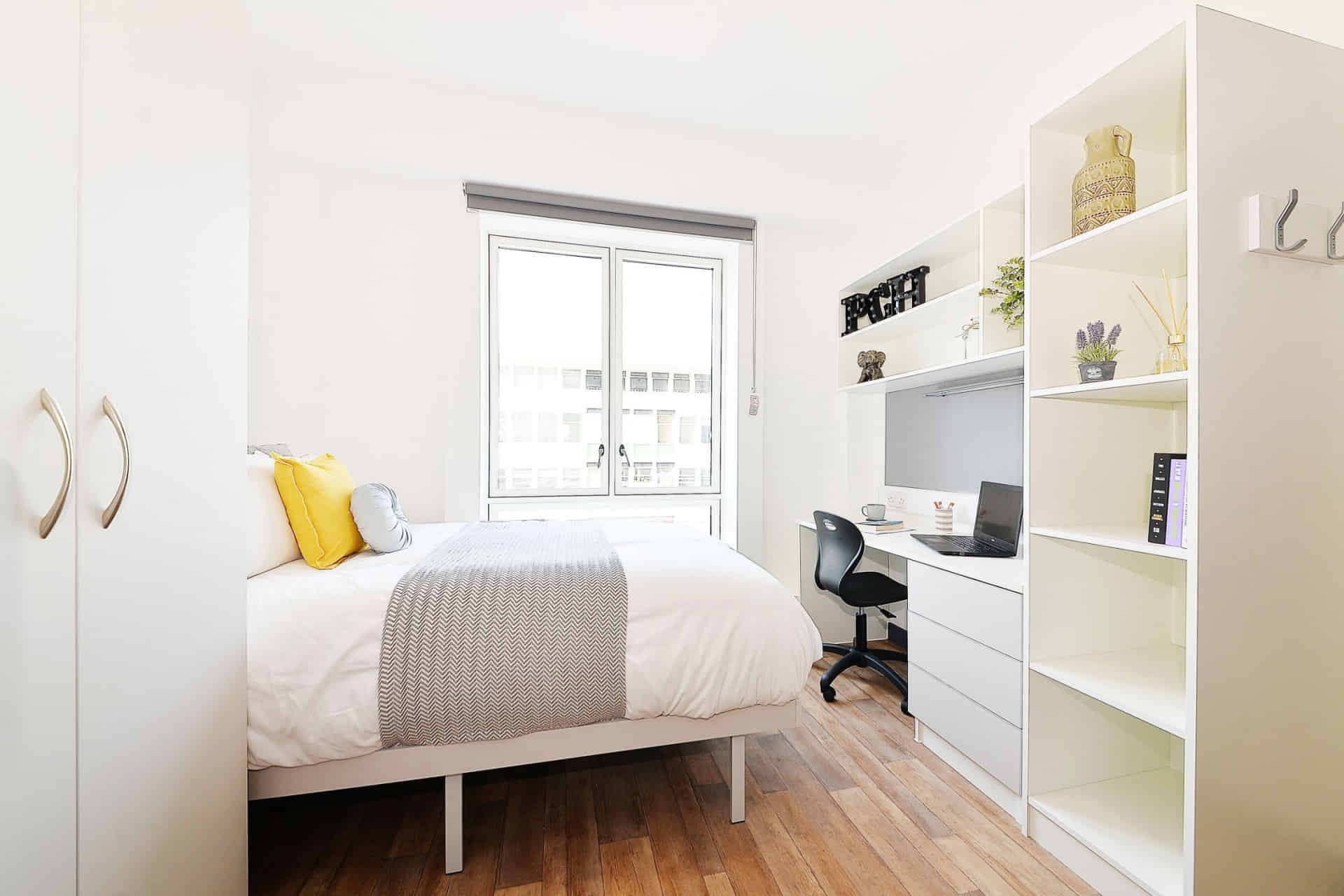 Common Area?w=400&h=260&fit=crop&q=40&auto=format&trim=auto