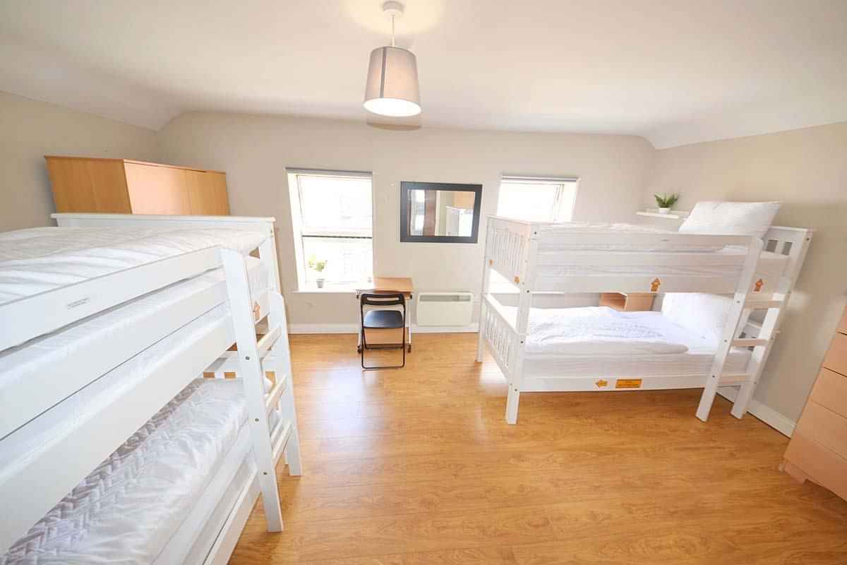 Exterior?w=400&h=260&fit=crop&q=40&auto=format&trim=auto