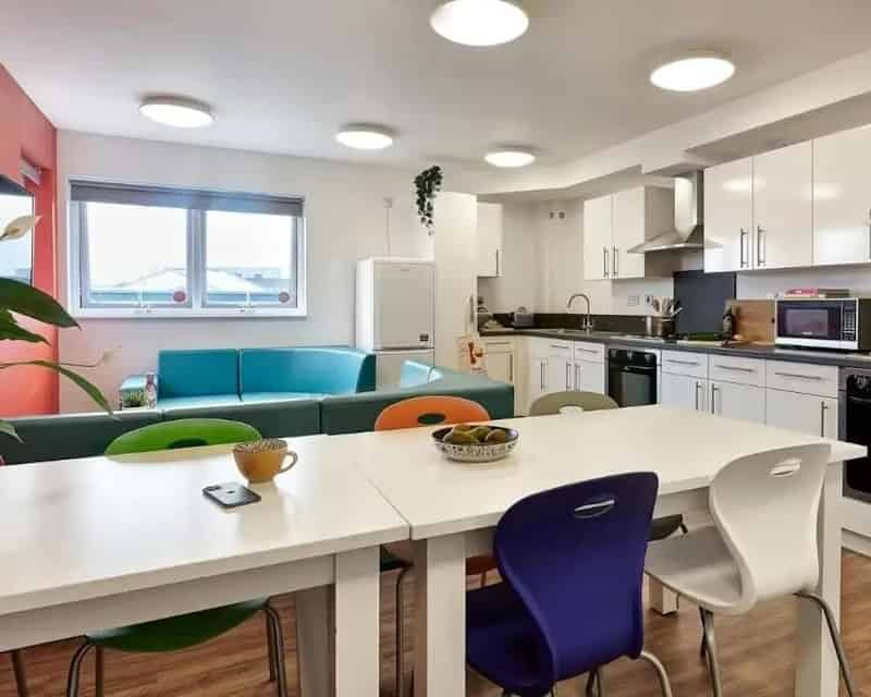 Common Area?w=400&h=260&fit=crop&q=40&auto=format&trim=auto