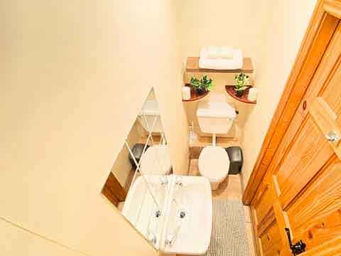 Amenities?w=400&h=260&fit=crop&q=40&auto=format&trim=auto