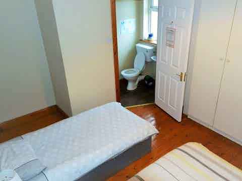 Exterior?w=400&h=260&fit=crop&q=40&auto=format&trim=auto