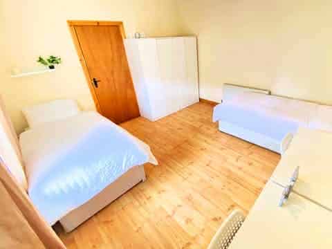 Amenities?w=400&h=260&fit=crop&q=40&auto=format&trim=auto