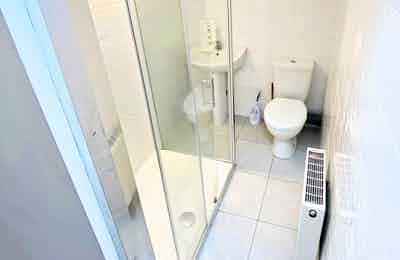 Common Area?w=400&h=260&fit=crop&q=40&auto=format&trim=auto