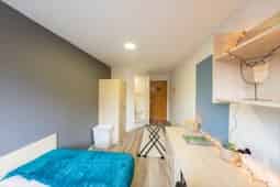 Common Area?w=400&h=260&fit=crop&q=40&auto=format&trim=auto