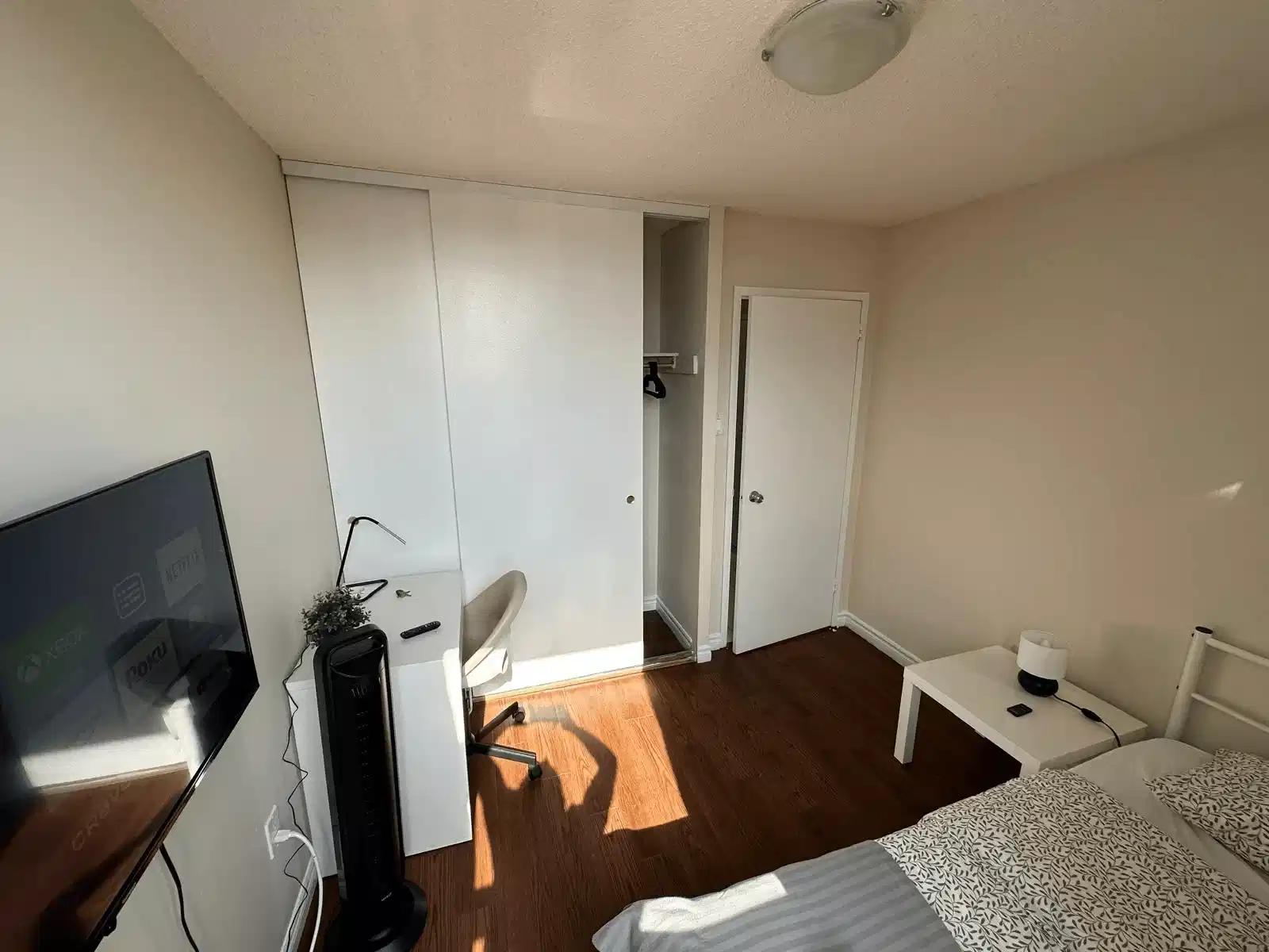 Pearson Housing 222 Elm St, Toronto - Toronto, Ontario, Canada - Silver Plus Room (4 Bed 1 Bath) - Bedroom
