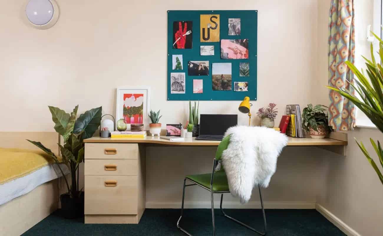 Common Area?w=400&h=260&fit=crop&q=40&auto=format&trim=auto