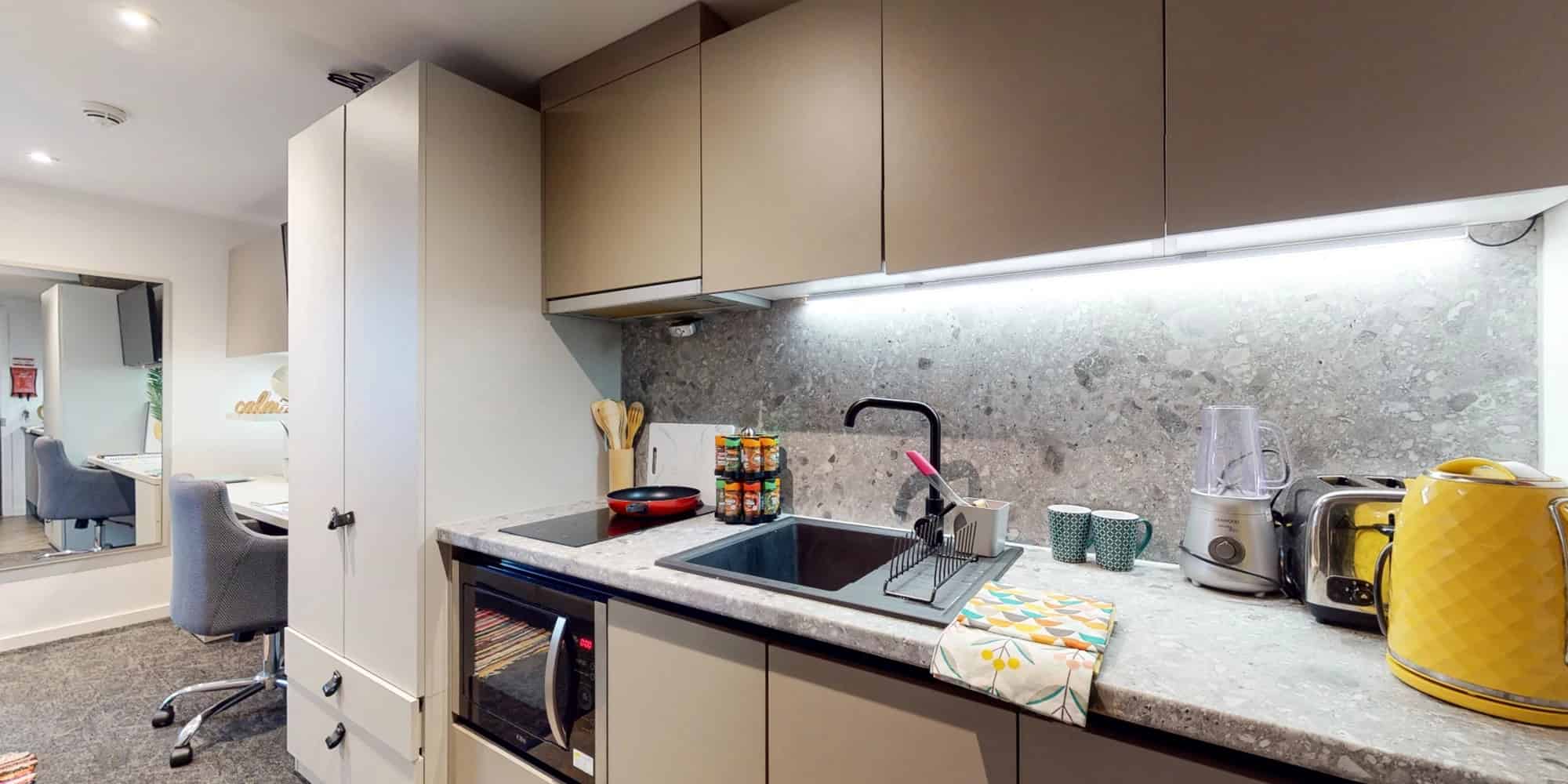 Amenities?w=400&h=260&fit=crop&q=40&auto=format&trim=auto