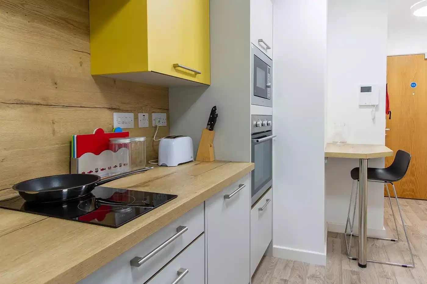 Amenities?w=400&h=260&fit=crop&q=40&auto=format&trim=auto