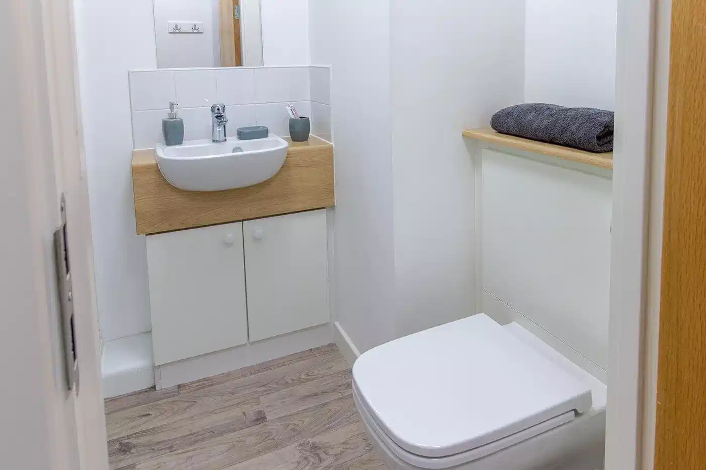 Common Area?w=400&h=260&fit=crop&q=40&auto=format&trim=auto