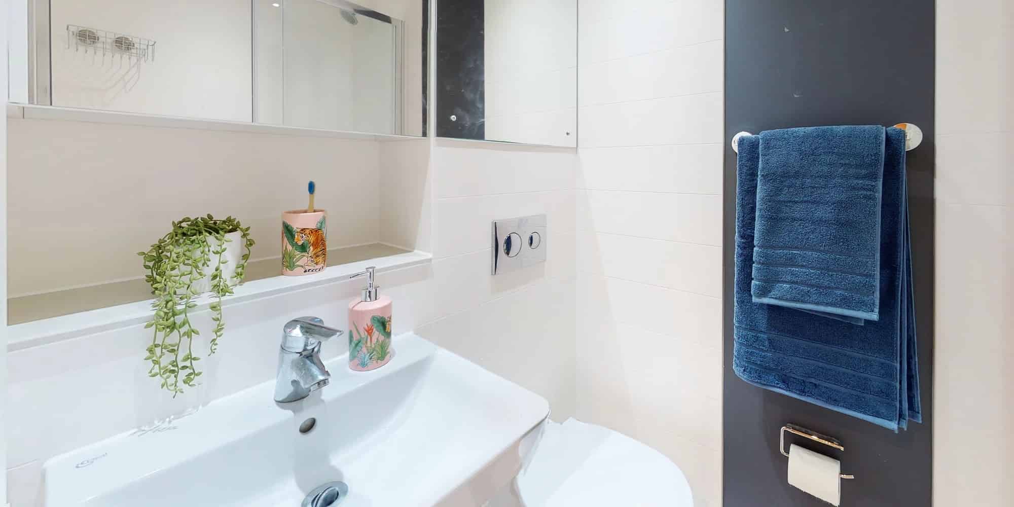 Common Area?w=400&h=260&fit=crop&q=40&auto=format&trim=auto