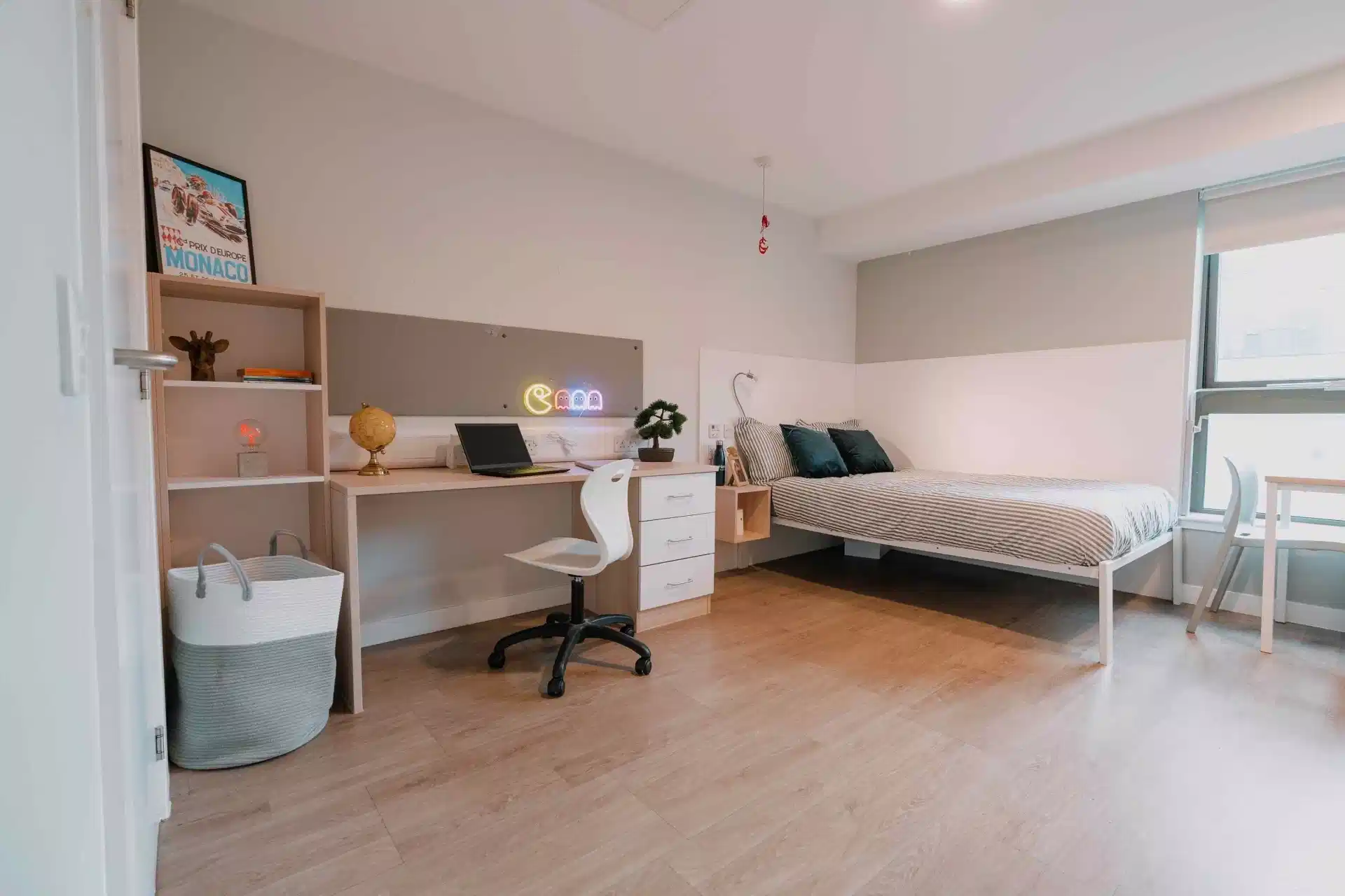 Exterior?w=400&h=260&fit=crop&q=40&auto=format&trim=auto