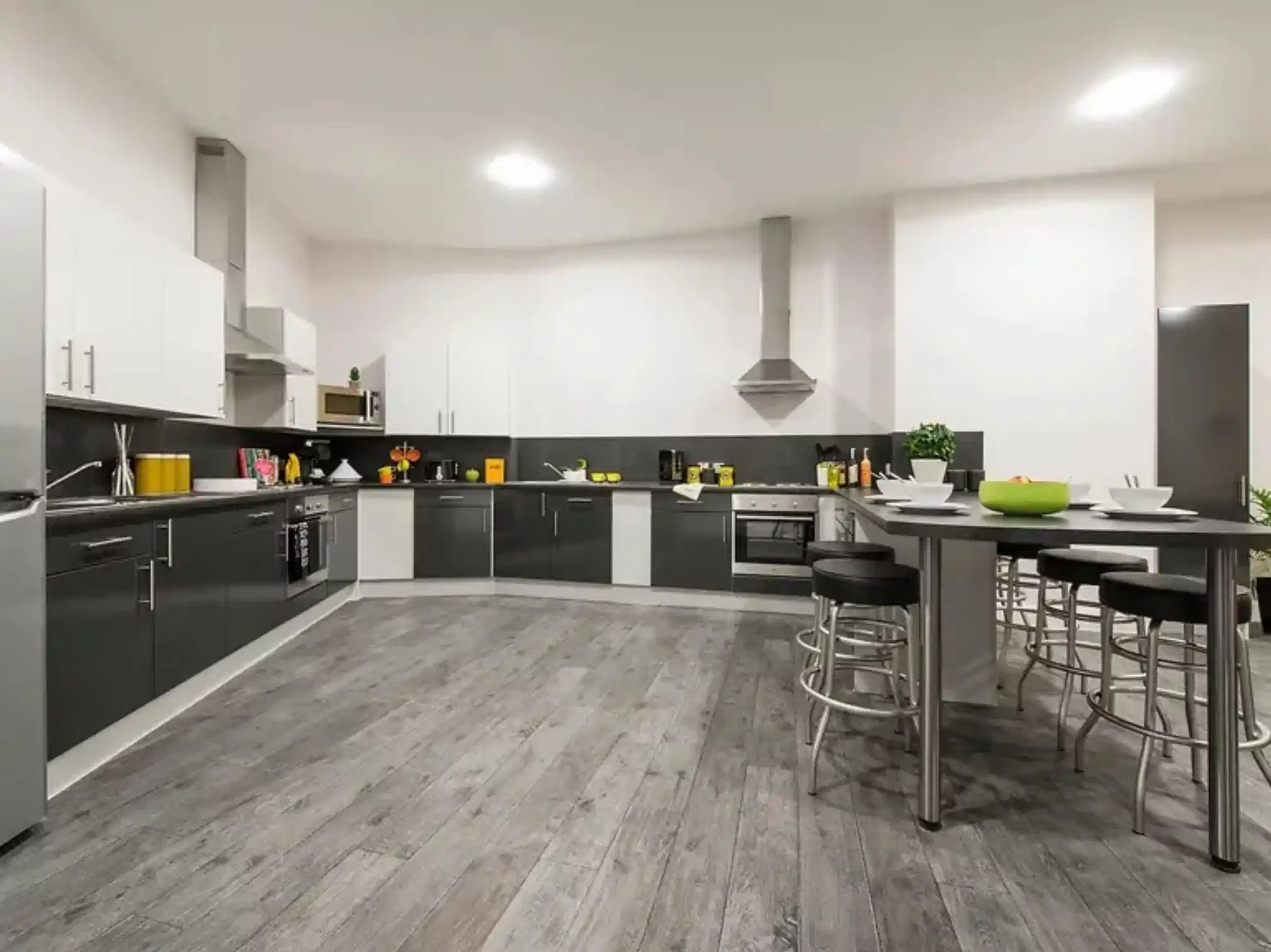 Amenities?w=400&h=260&fit=crop&q=40&auto=format&trim=auto