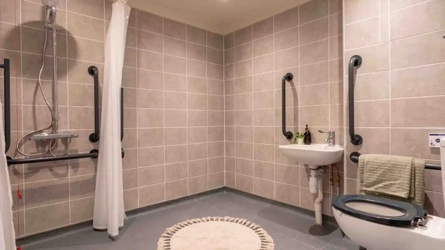 Common Area?w=400&h=260&fit=crop&q=40&auto=format&trim=auto