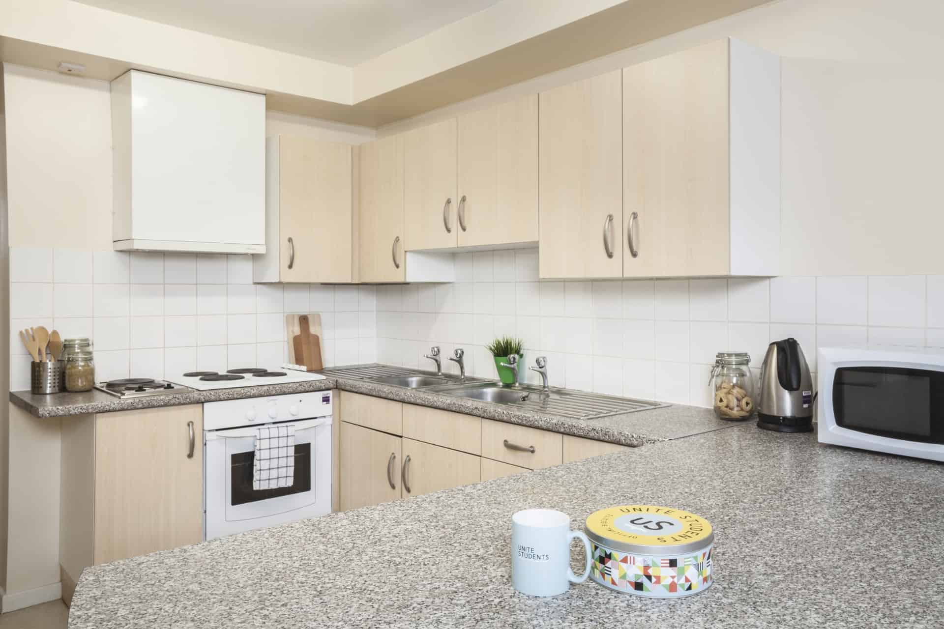 Common Area?w=400&h=260&fit=crop&q=40&auto=format&trim=auto