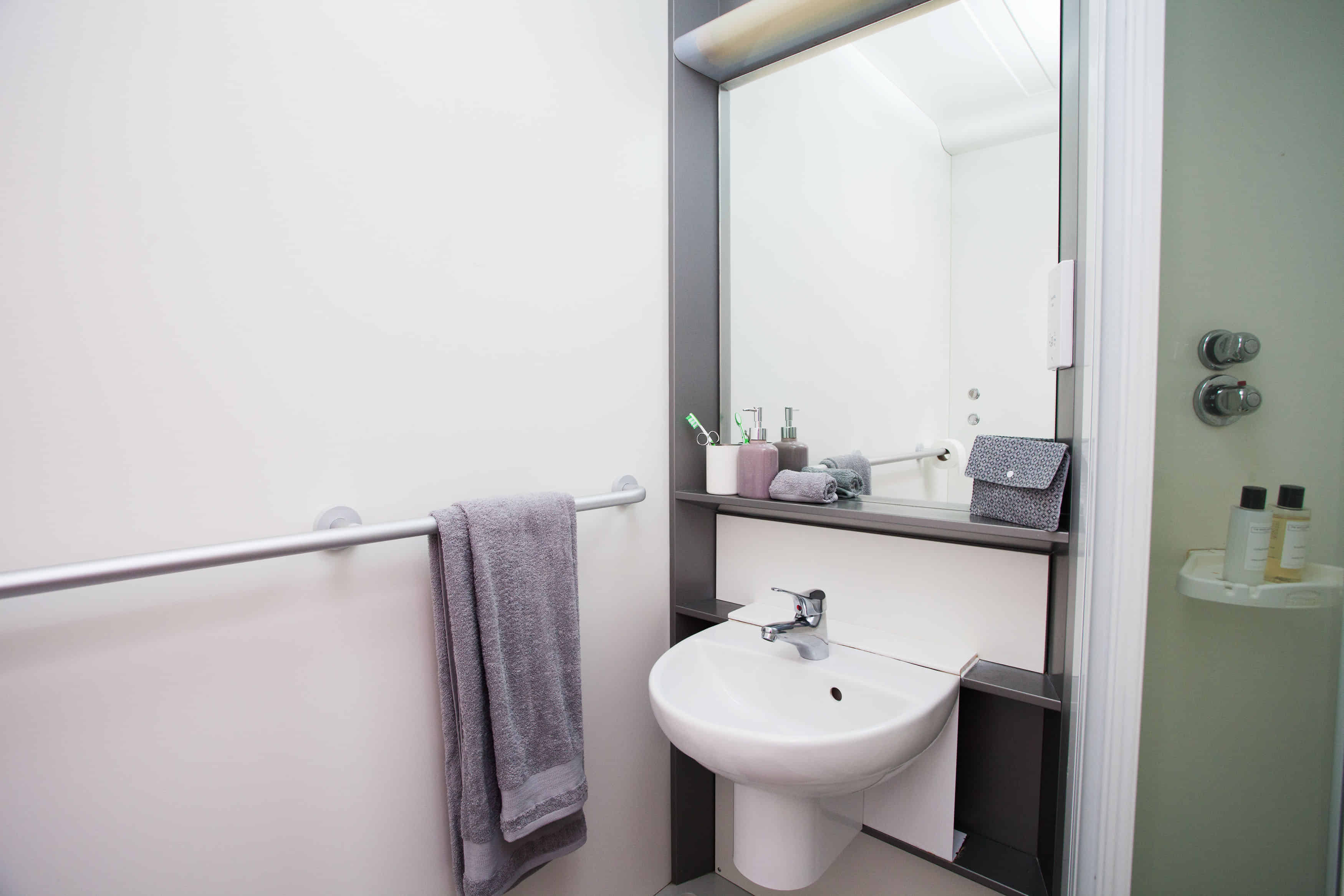 Common Area?w=400&h=260&fit=crop&q=40&auto=format&trim=auto