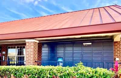 Exterior?w=400&h=260&fit=crop&q=40&auto=format&trim=auto
