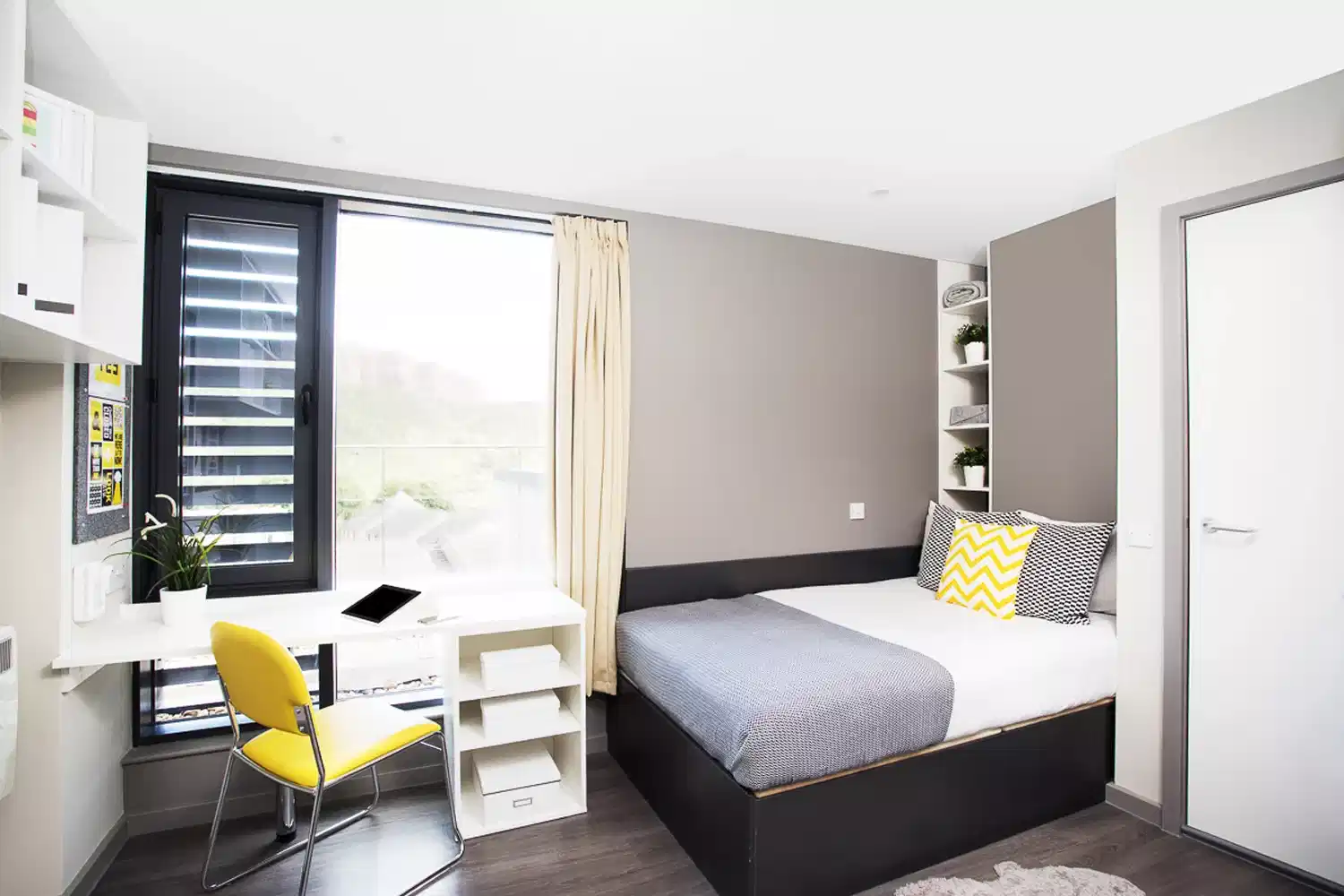 Exterior?w=400&h=260&fit=crop&q=40&auto=format&trim=auto