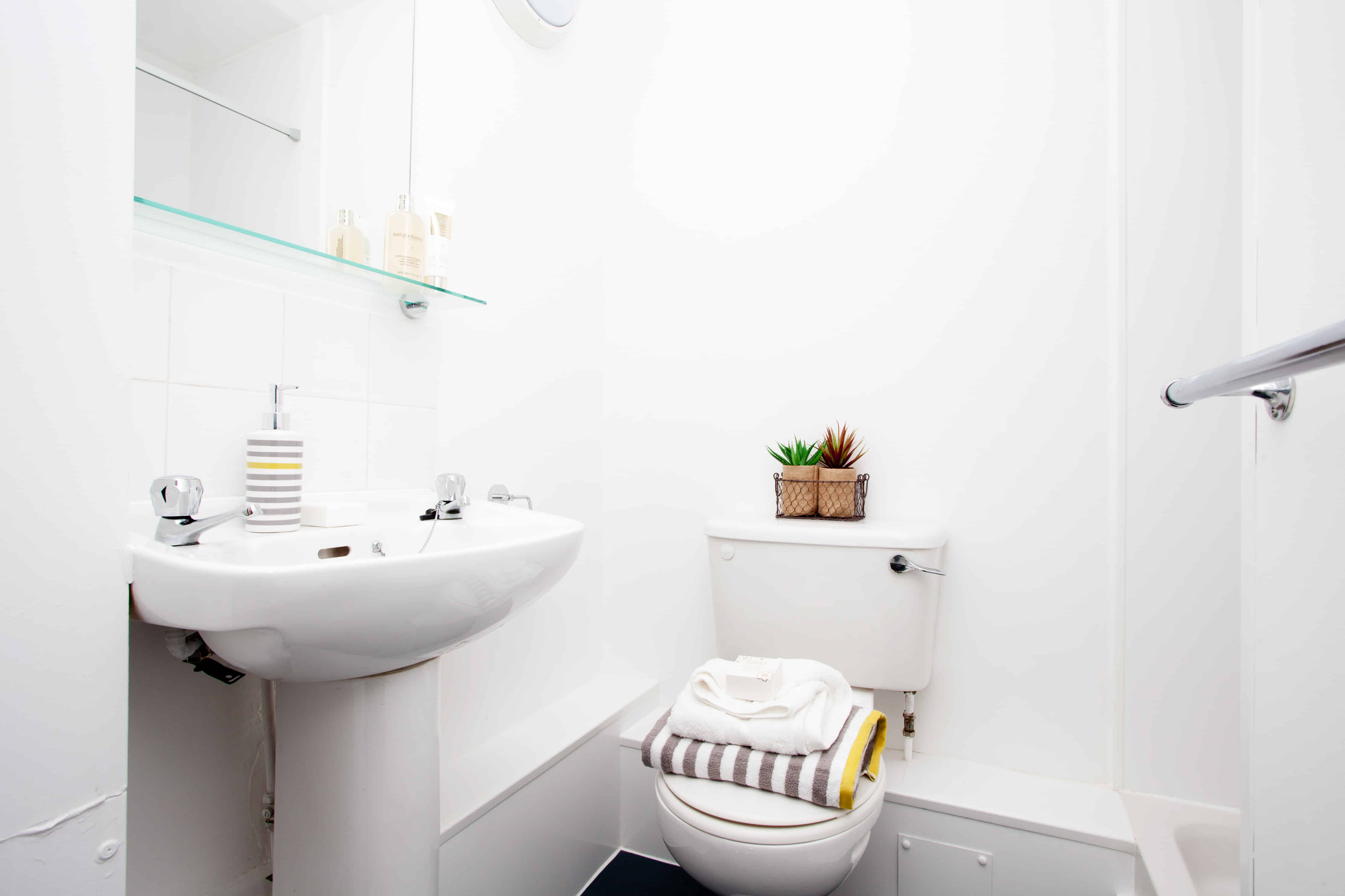 Kitchen?w=400&h=260&fit=crop&q=40&auto=format&trim=auto