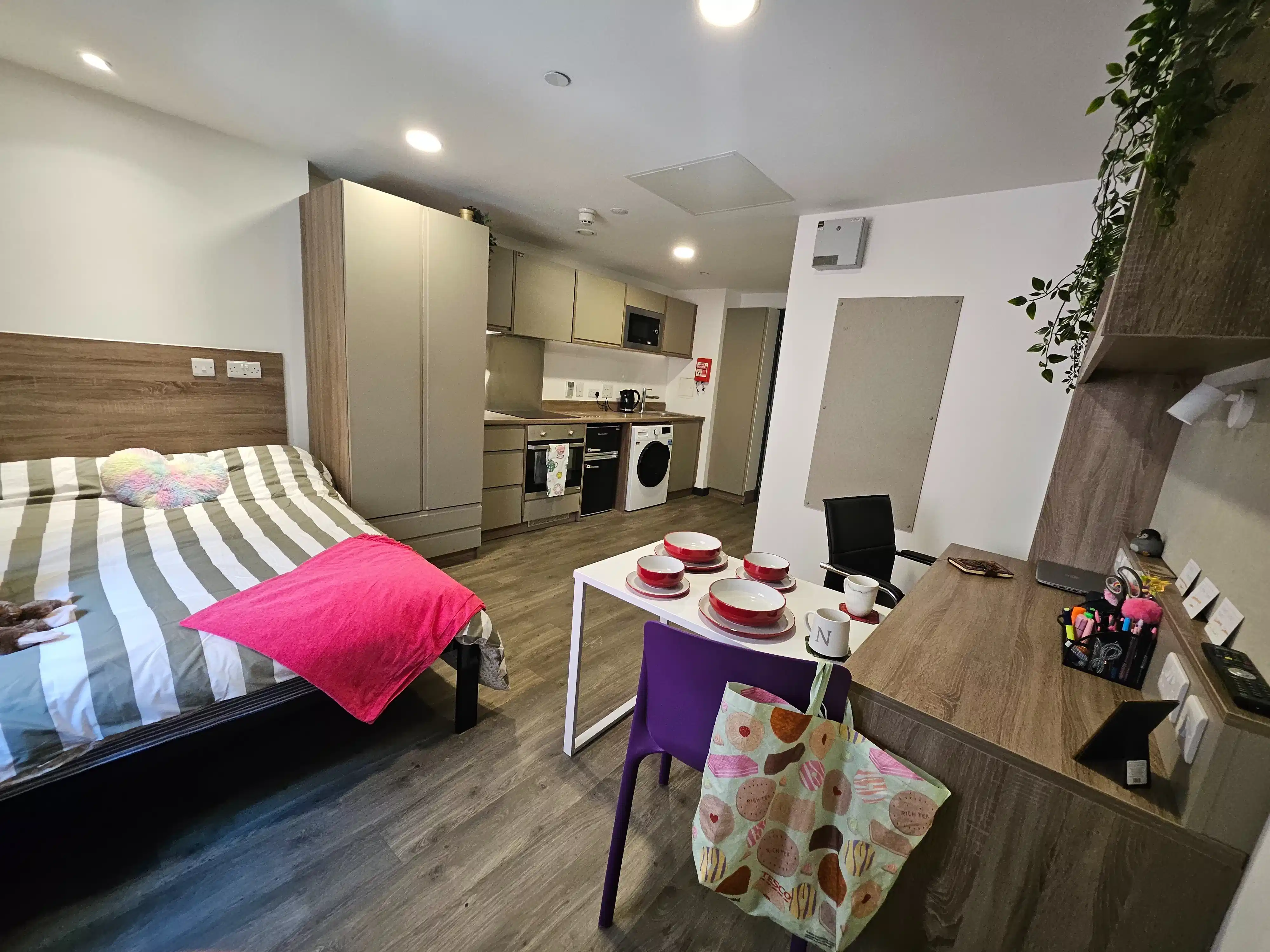 Exterior?w=400&h=260&fit=crop&q=40&auto=format&trim=auto