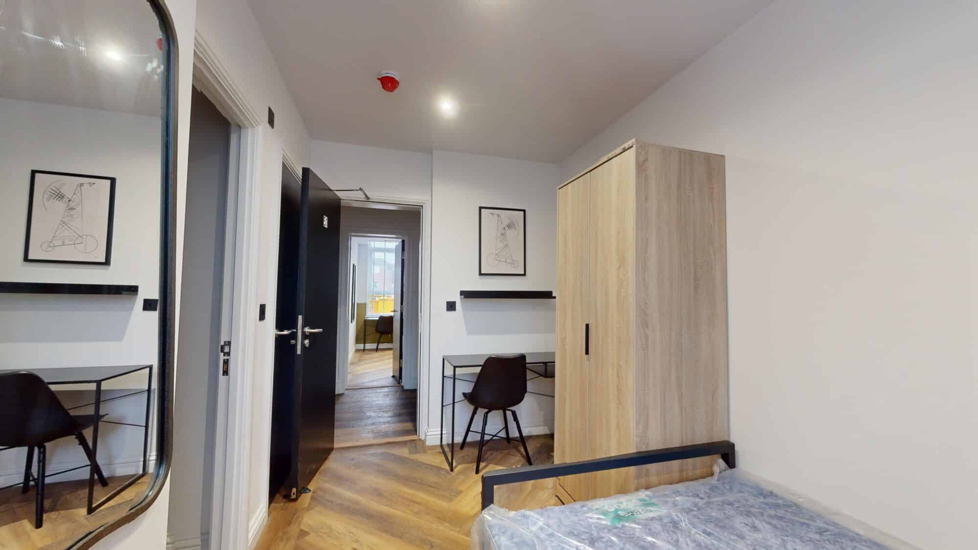 Exterior?w=400&h=260&fit=crop&q=40&auto=format&trim=auto