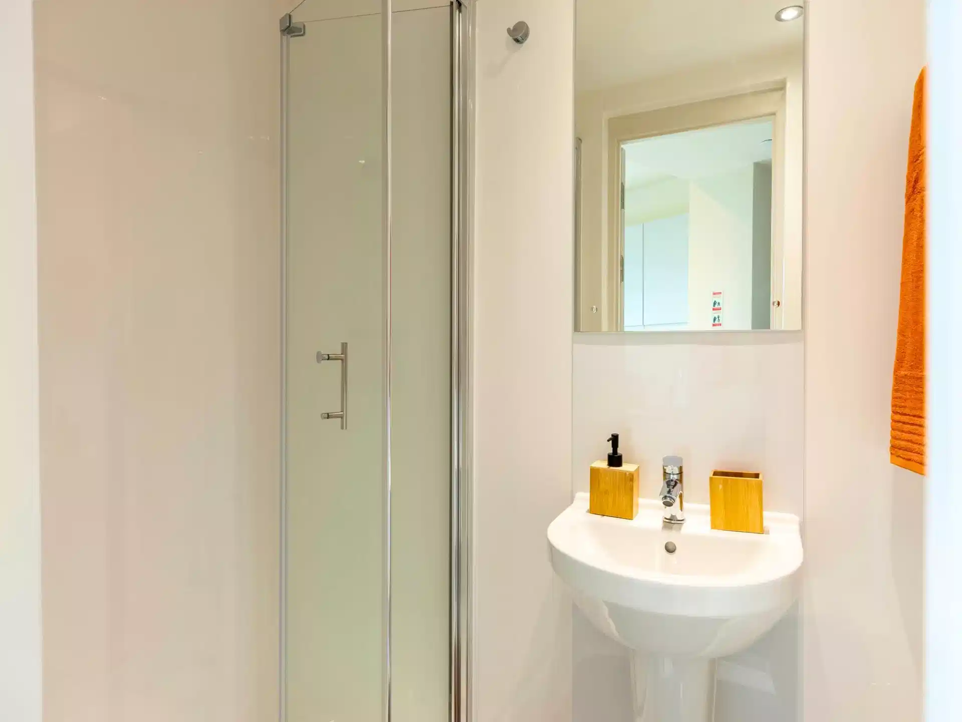 Exterior?w=400&h=260&fit=crop&q=40&auto=format&trim=auto