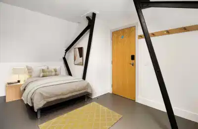 Common Area?w=400&h=260&fit=crop&q=40&auto=format&trim=auto